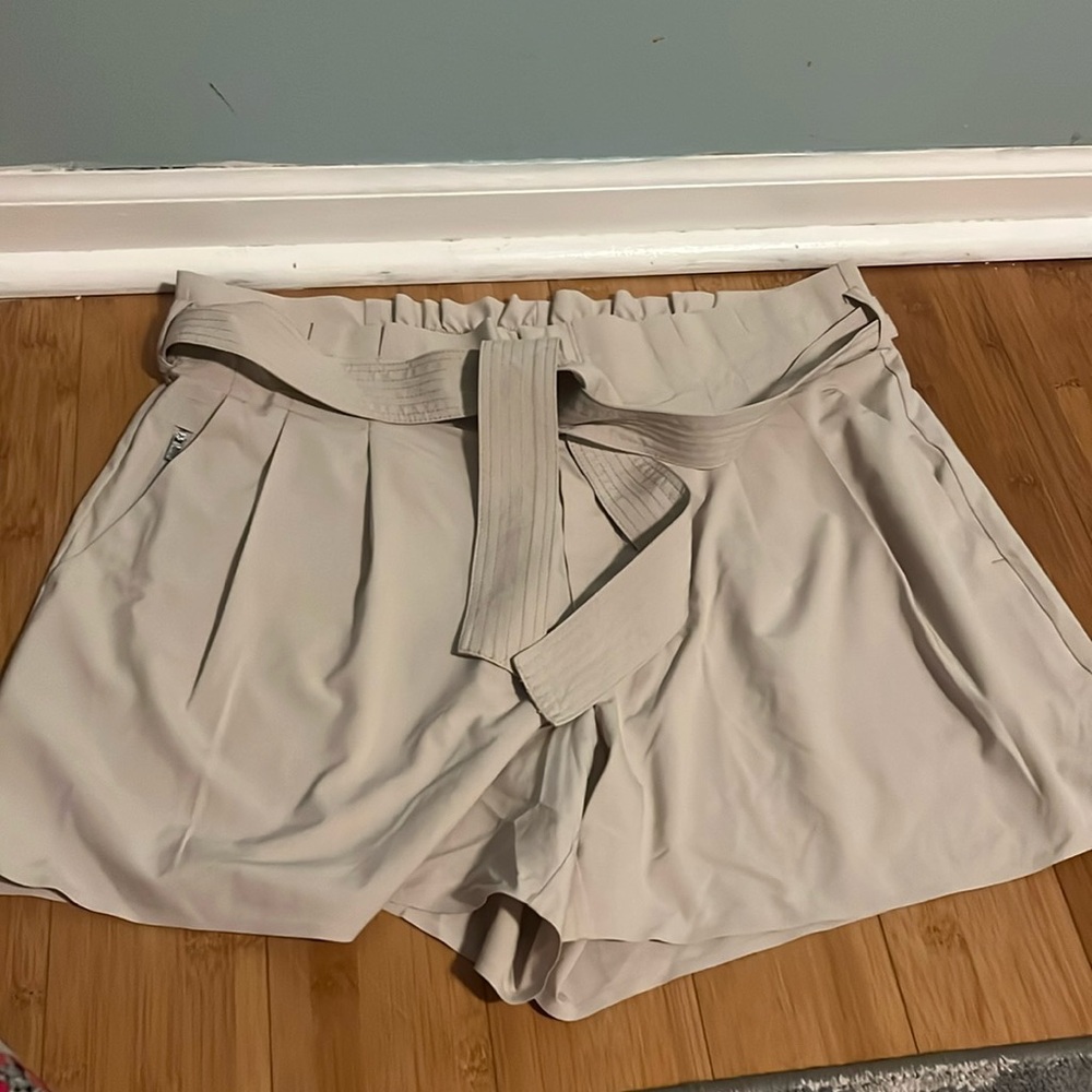 Athleta Skyline II khaki short Size 14 NWT